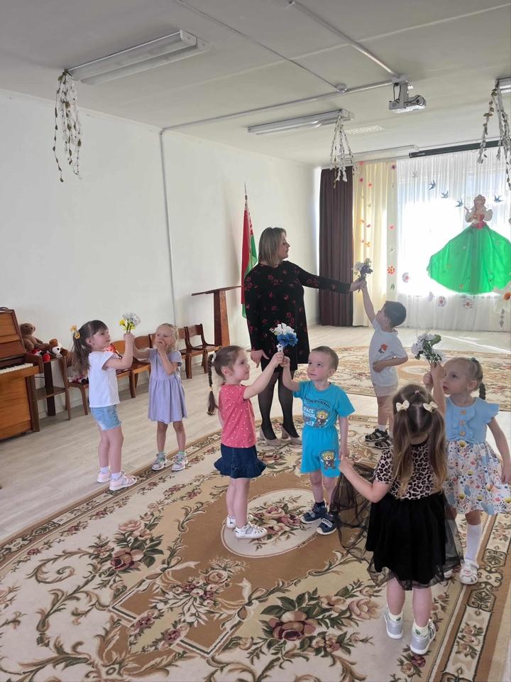 Музыкальное занятие «В стране цветов»